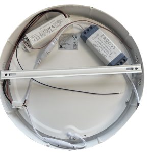 Panel sobrepuesto 24w con kit emergencia integrado. IP20